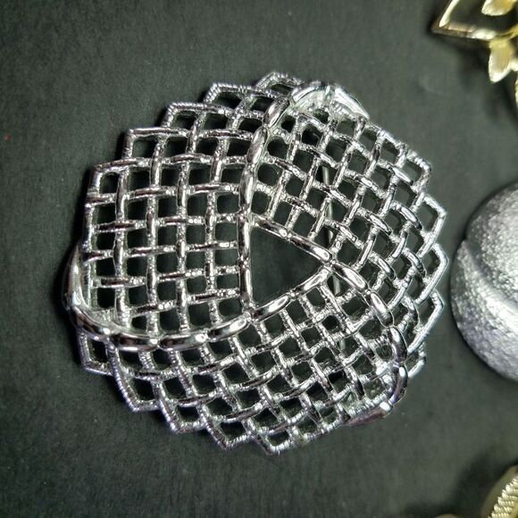 Set of 5 Vintage Signed Sarah Coventry Silver and Gold Tone Brooches 60's-80's - Picture 7 of 13